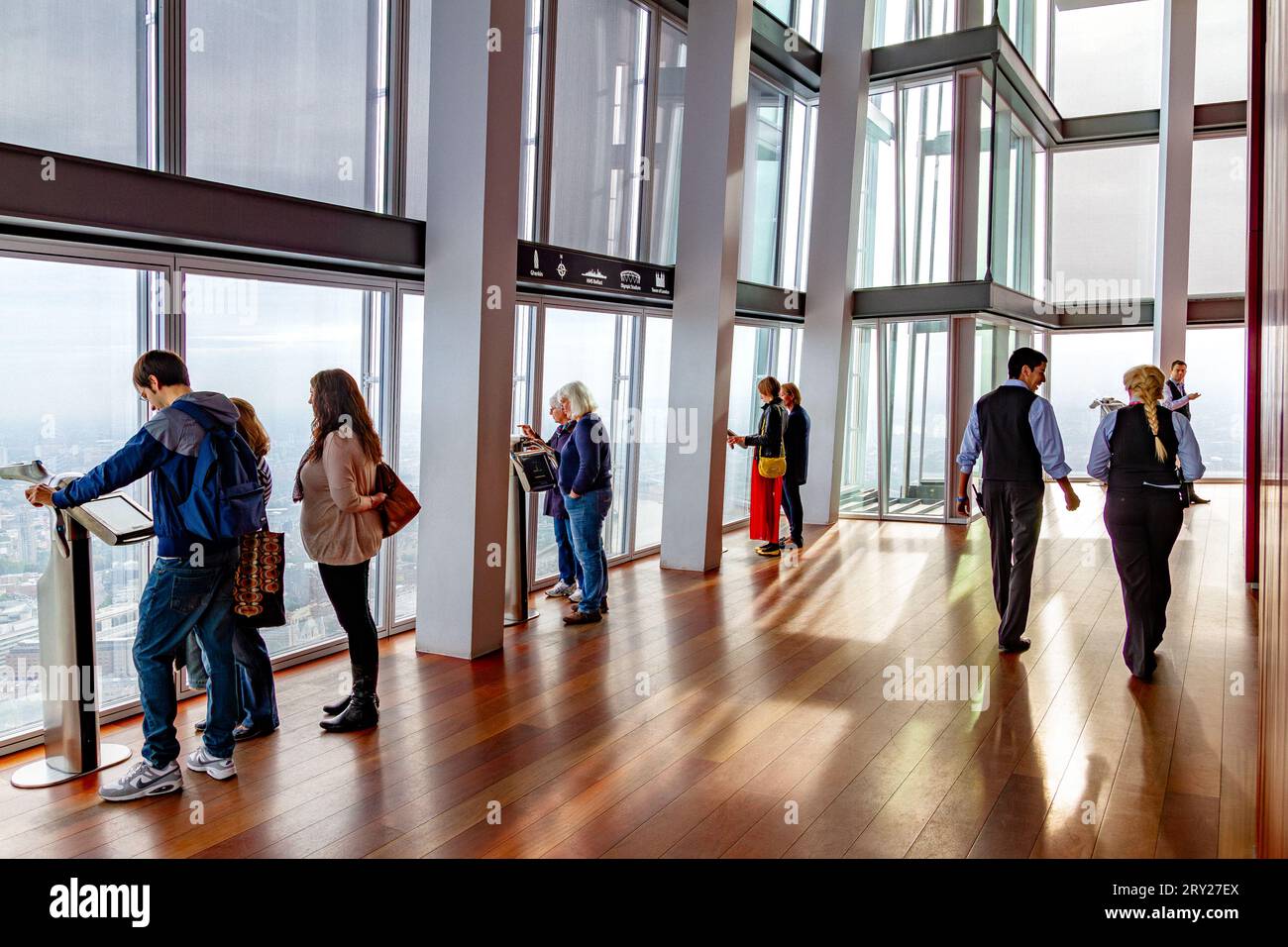 Persone che si godono la vista dalla piattaforma di osservazione dello Shard a Londra Foto Stock