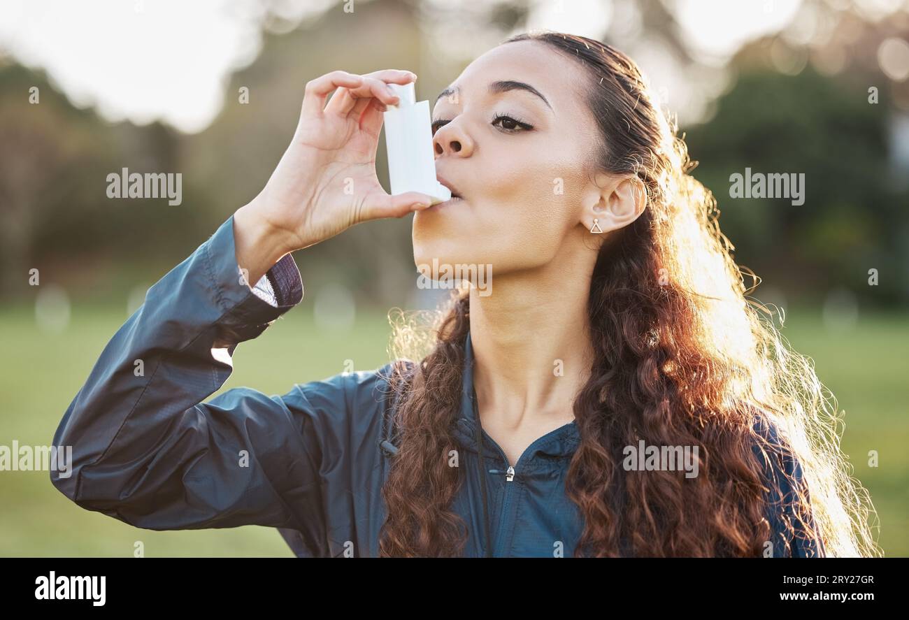 Salute, donna e asma pompa all'aperto per respirare sul campo sportivo in natura per il rischio polmonare o respirare. Fitness, inalatore per mani e persone per Foto Stock