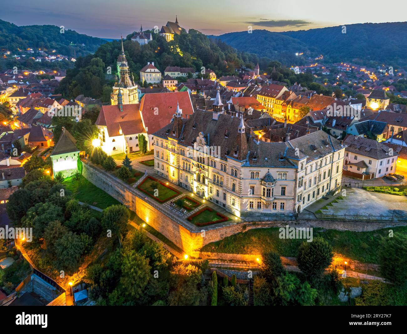Aereo della fortezza medievale e della città di Sighisoara al tramonto. Foto scattata il 14 agosto 2023 a Sighisoara, regione della Transilvania, Romania. Foto Stock