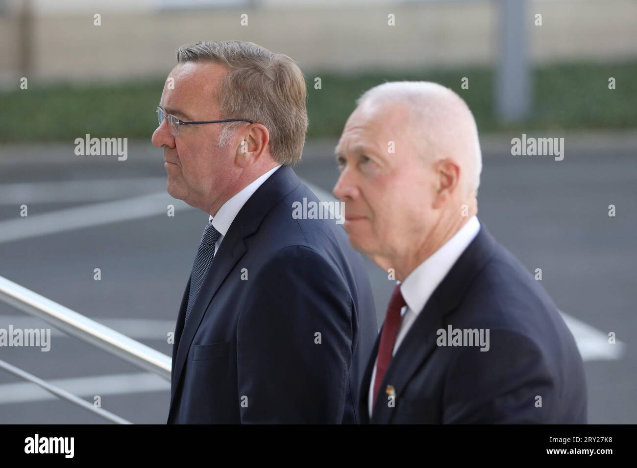 Berlin, Deutschland, 28.09.2023: Empfang des israelischen Verteidigungsminister, S.E. Yoav Gallant rechts durch den deutschen Verteidigungsminister Boris Pistorius links anlässlich der Zeichnung des Joint Declaration of Intent und des Vertrags ARROW **** Berlin, Germany, 28 09 2023 Reception of Israeli Defense Minister, s e Yoav Gallant a destra del ministro della difesa tedesco Boris Pistorius ha lasciato in occasione della firma della dichiarazione comune di intenti e del trattato FRECCIA. Copyright: XdtsxNachrichtenagenturx dts 23104 Foto Stock