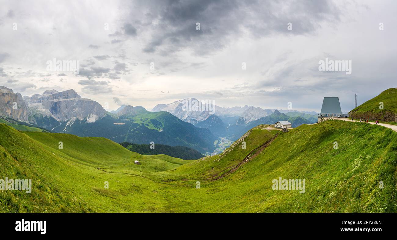 Una vista panoramica sulle Dolomiti e sulla campagna della Val di Fassa Foto Stock