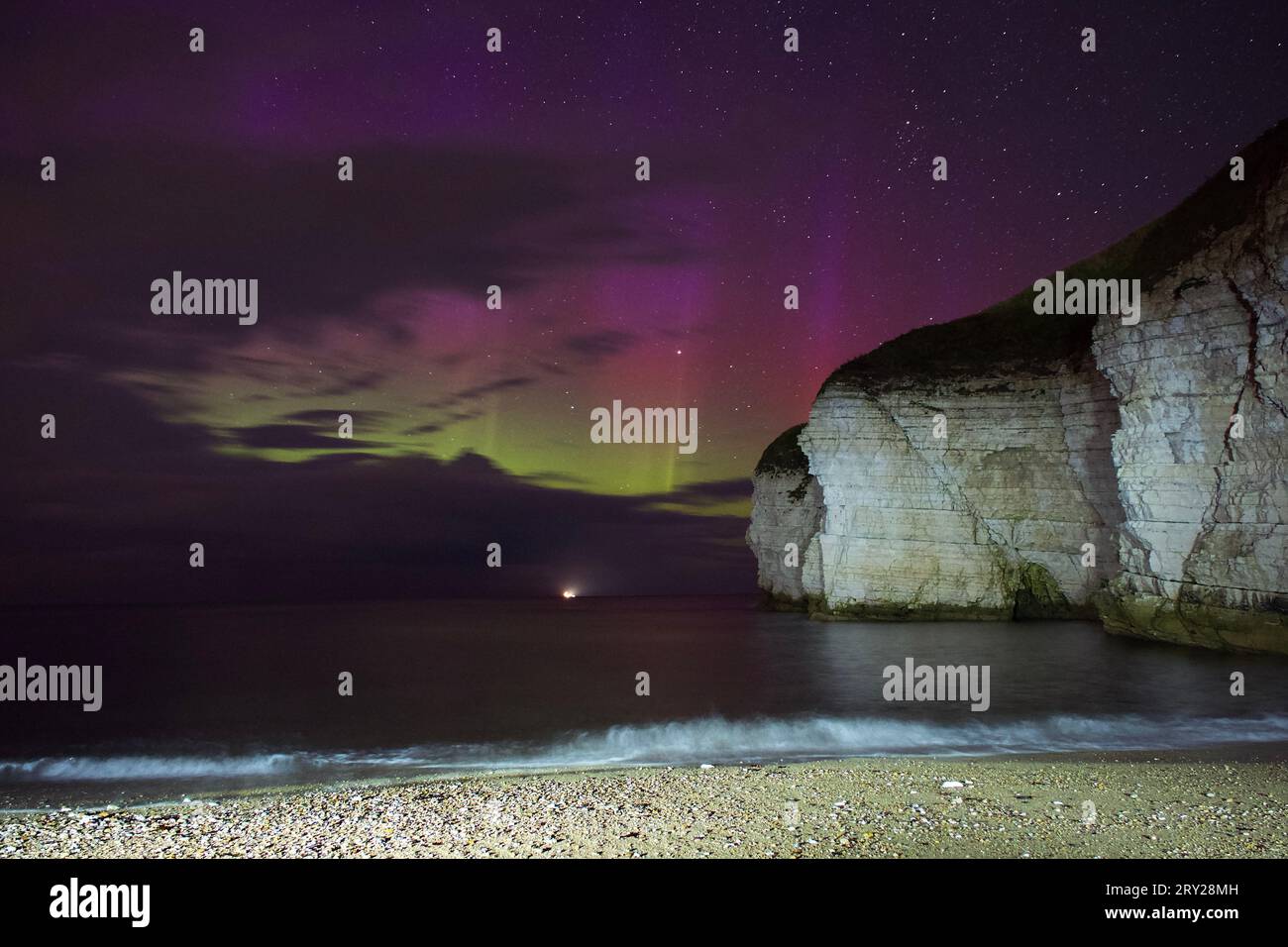Rara aurora rossa e rosa sulle scogliere di Flamborough Foto Stock