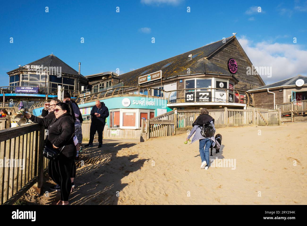 Gente che ama il sole a Fistral a Newquay, in Cornovaglia, nel Regno Unito. Foto Stock
