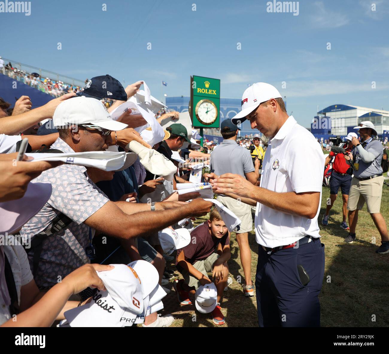 Roma, Italia. 28 settembre 2023. Jordan Spieth firma autografi per i tifosi dopo il suo turno di allenamento alla Ryder Cup 2023 al Marco Simone Golf Club di Roma, Italia, il 28 settembre 2023. Crediti: UPI/Alamy Live News Foto Stock