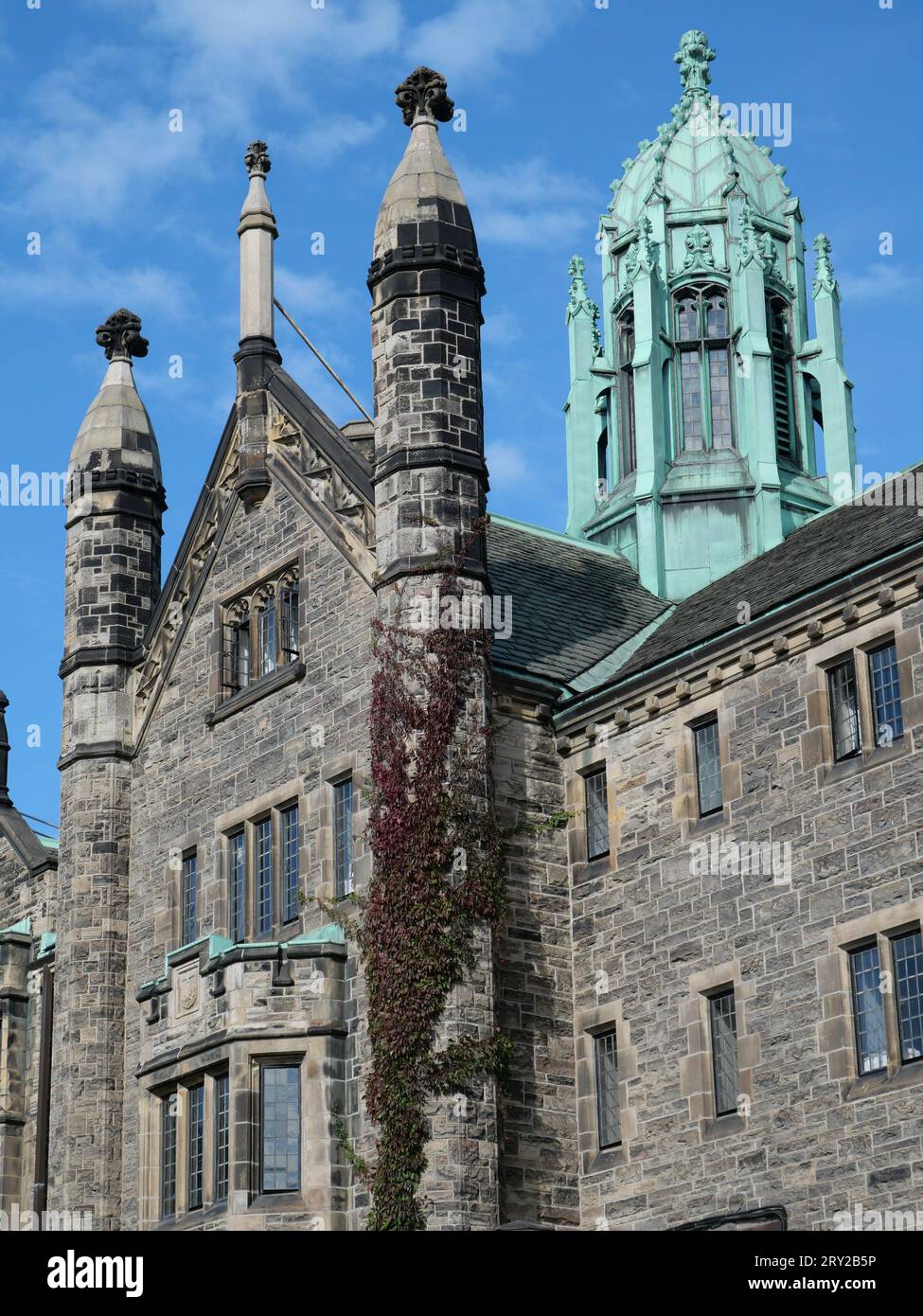 Edificio del college in stile gotico, il Trinity College presso l'Università di Toronto Foto Stock