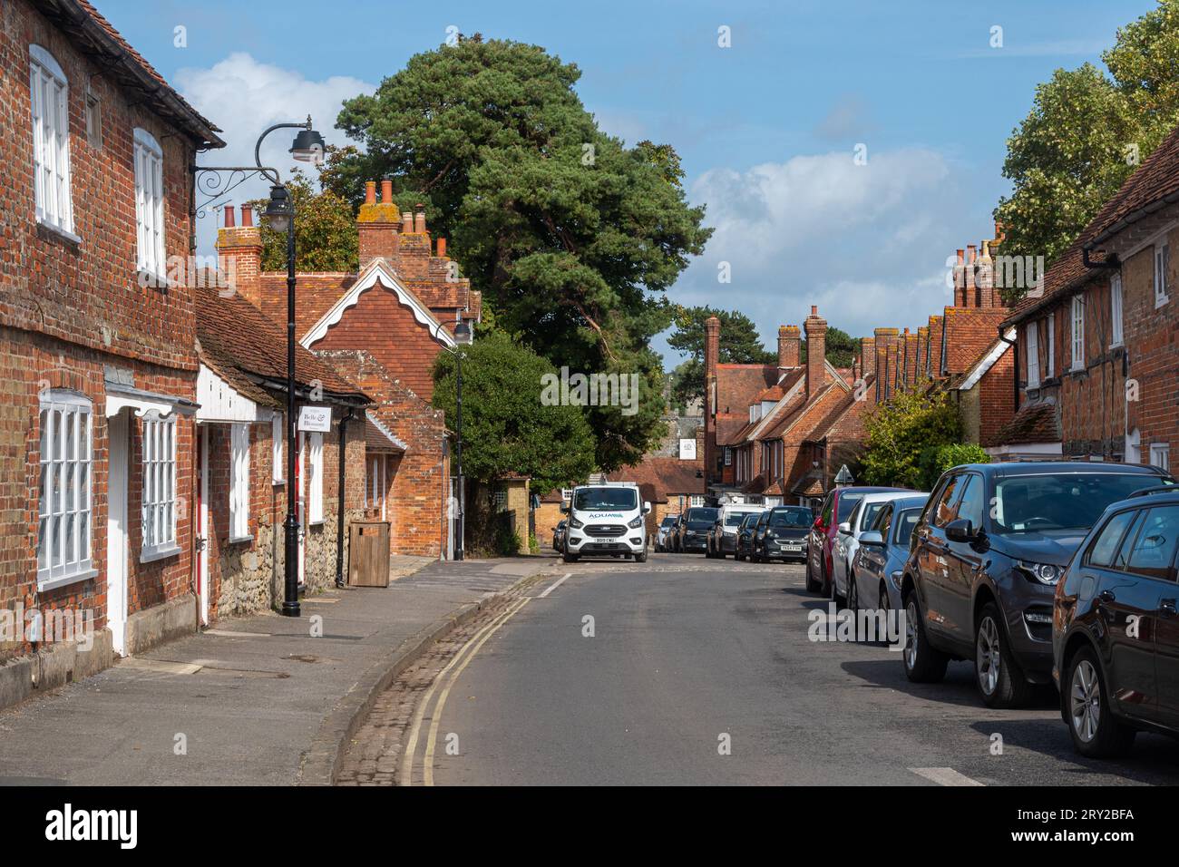 Vista sulla strada principale del villaggio di Beaulieu nella New Forest, Hampshire, Inghilterra, Regno Unito Foto Stock