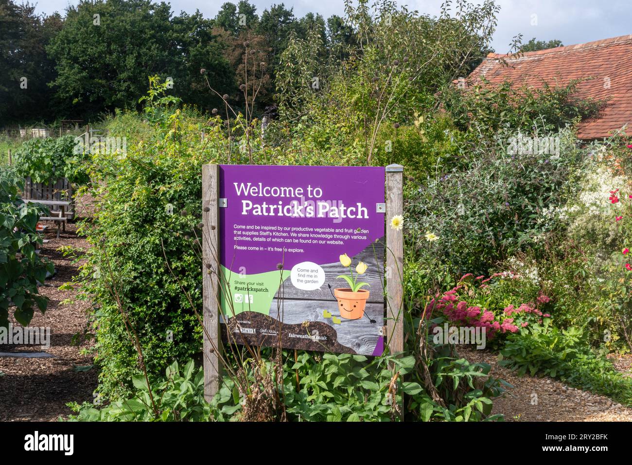 Benvenuto all'insegna Patricks Patch in un giardino comunale a Beaulieu, Hampshire, Inghilterra, Regno Unito Foto Stock Benvenuto all'insegna Patricks Patch in un giardino comunale a Beaulieu, Hampshire, Inghilterra, Regno Unito Foto Stock