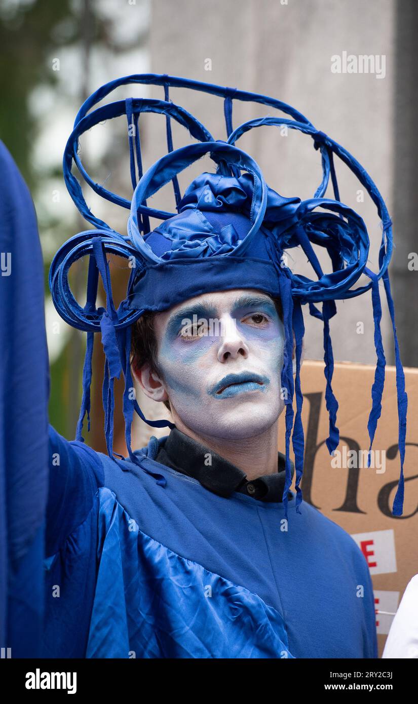 Londra, Regno Unito. 28 settembre 2023. Artisti della ribellione oceanica. I manifestanti di più di 40 gruppi ambientalisti e di fauna selvatica si sono Uniti oggi ai presentatori televisivi della BBC, Chris Packham e Megan McCubbin, fuori dagli uffici del Dipartimento per l'ambiente, l'alimentazione e gli affari rurali (DEFRA) a Londra, alla protesta Restore Nature Now. Dopo la pubblicazione del rapporto sullo stato della natura, manifestanti e ambientalisti chiedono al primo ministro Rishi Sunak e al governo di fare di più per proteggere la natura e l'ambiente nel Regno Unito. Una specie su sei nel Regno Unito è a rischio di estinzione. Prote simile Foto Stock