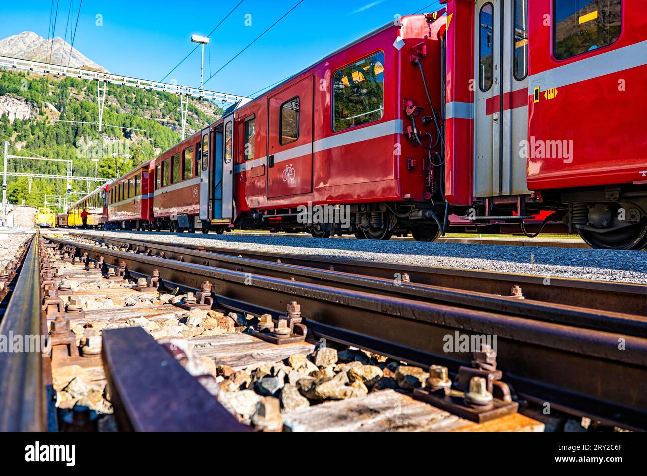Treno rosso del Bernina nelle alpi svizzere Foto Stock