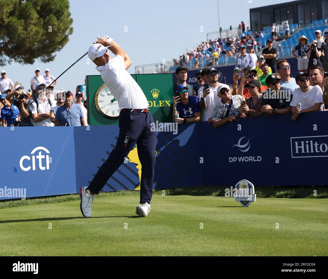 Roma, Italia. 28 settembre 2023. Lo statunitense Scottie Scheffler guida il sedicesimo tee alla Ryder Cup 2023 al Marco Simone Golf Club di Roma, Italia, il 28 settembre 2023. Crediti: UPI/Alamy Live News Foto Stock