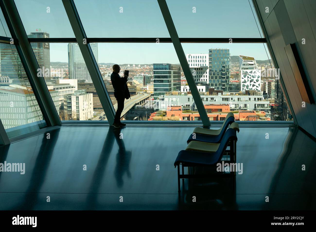 Man takinh una foto della vista dal Museo Munch di Oslo, Norvegia Foto Stock