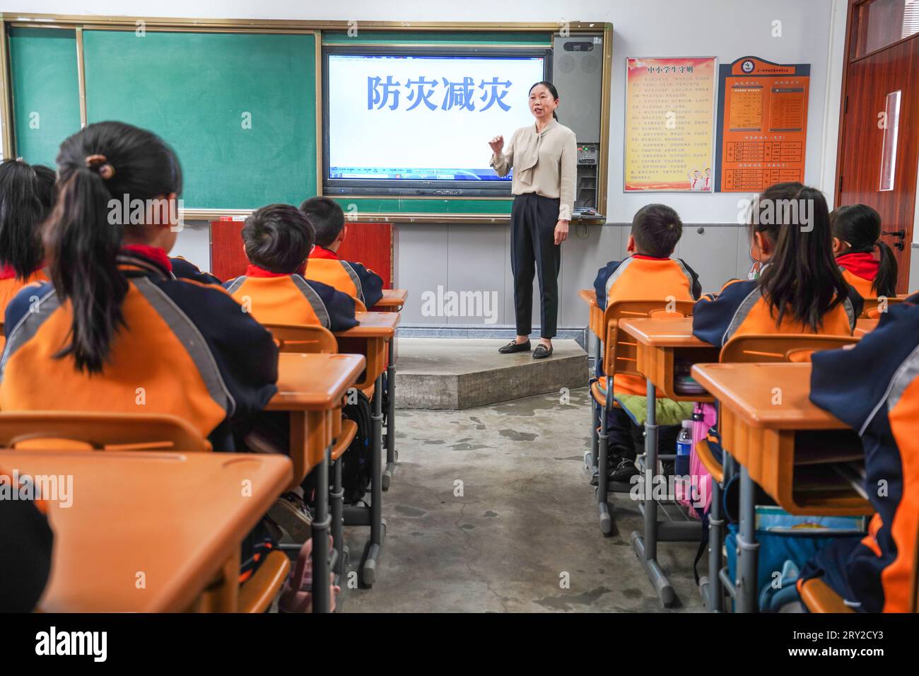 Contea di Luannan, Cina - 9 maggio 2023: L'insegnante sta spiegando la prevenzione e la riduzione dei disastri agli studenti in classe. Foto Stock