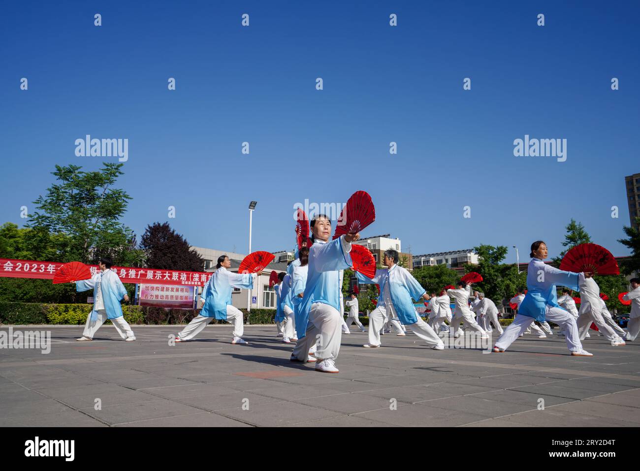 Contea di Luannan, Cina - 18 maggio 2023: Tai chi Kung fu fan Performance on the Square, Cina settentrionale Foto Stock