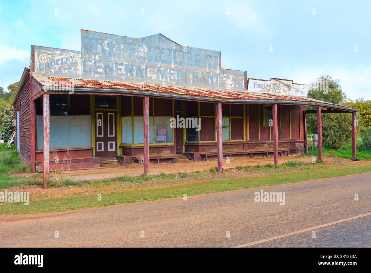 Un vecchio negozio abbandonato nella città di Dinninup, nella regione sud-occidentale dell'Australia Occidentale. Foto Stock