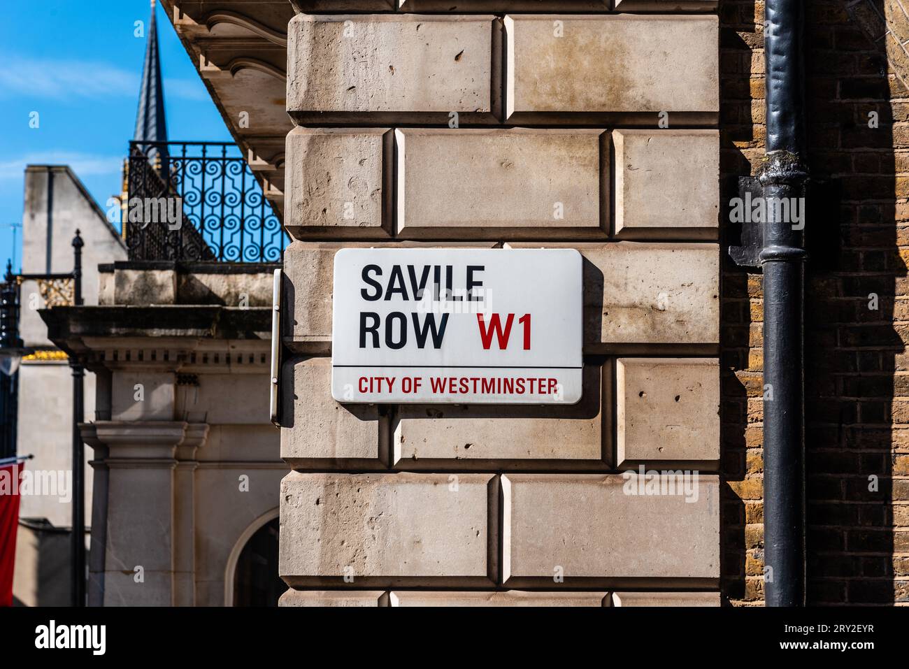 Londra, Regno Unito - 27 agosto 2023: Vista del cartello con il nome di Savile Row Street. Savile Row è una strada a Mayfair, nel centro di Londra. Noto principalmente per il suo mestiere Foto Stock