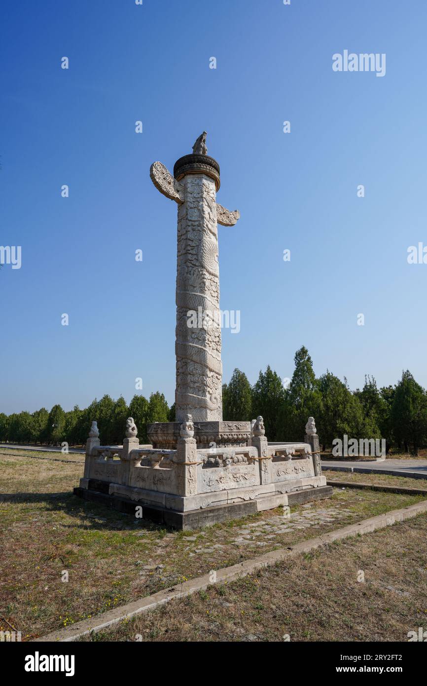 Zunhua City, Cina - 1 maggio 2023: Paesaggio architettonico ornamentale in colonne nelle tombe orientali della dinastia Qing, Cina settentrionale Foto Stock