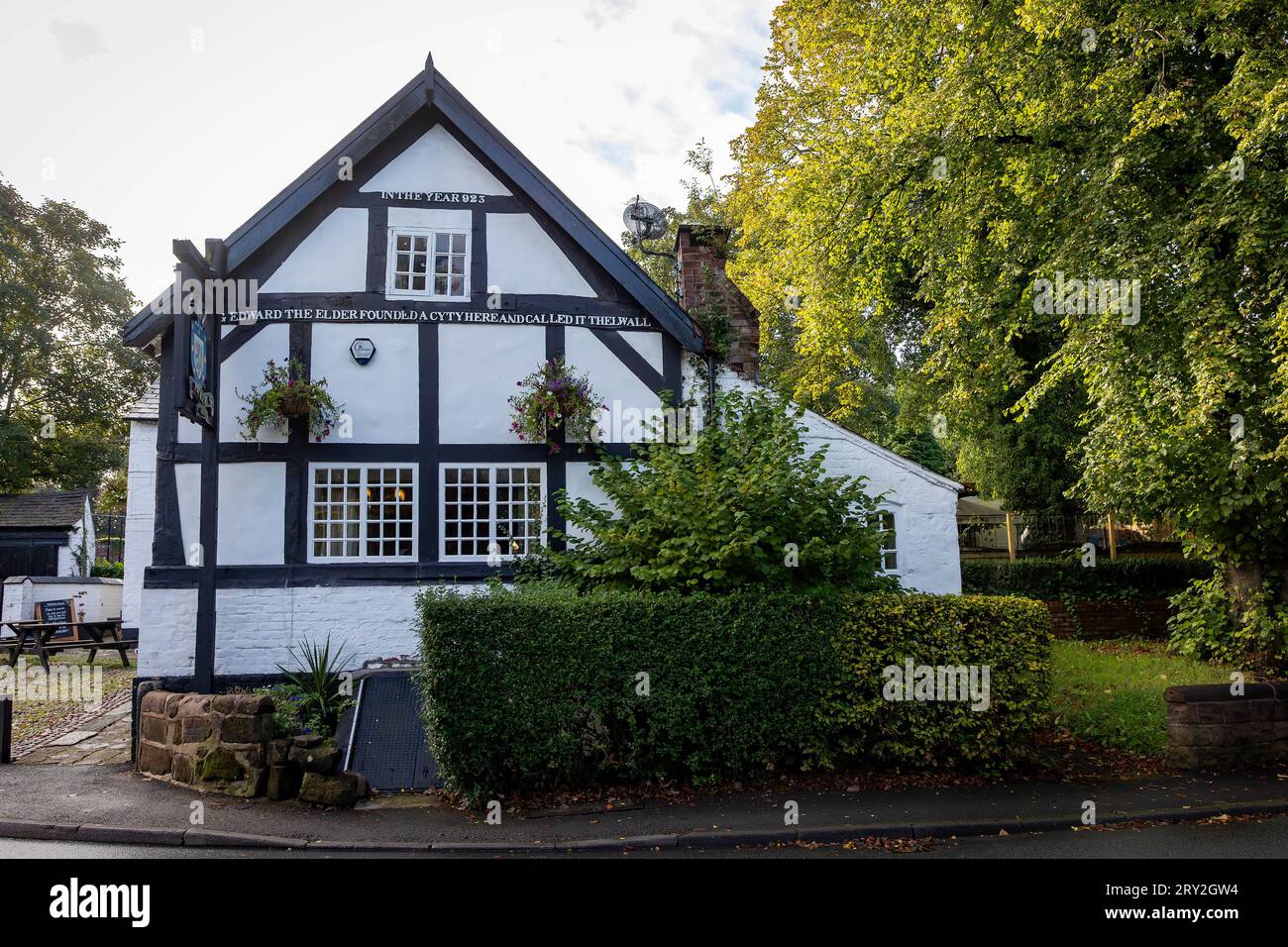 D.A., 923. Quest'anno il re Edoardo il Vecchio ha reso Thelwall un "cyty", mostrato sul lato timpano del pub del villaggio con cornice in legno, il Pickering Arms Foto Stock