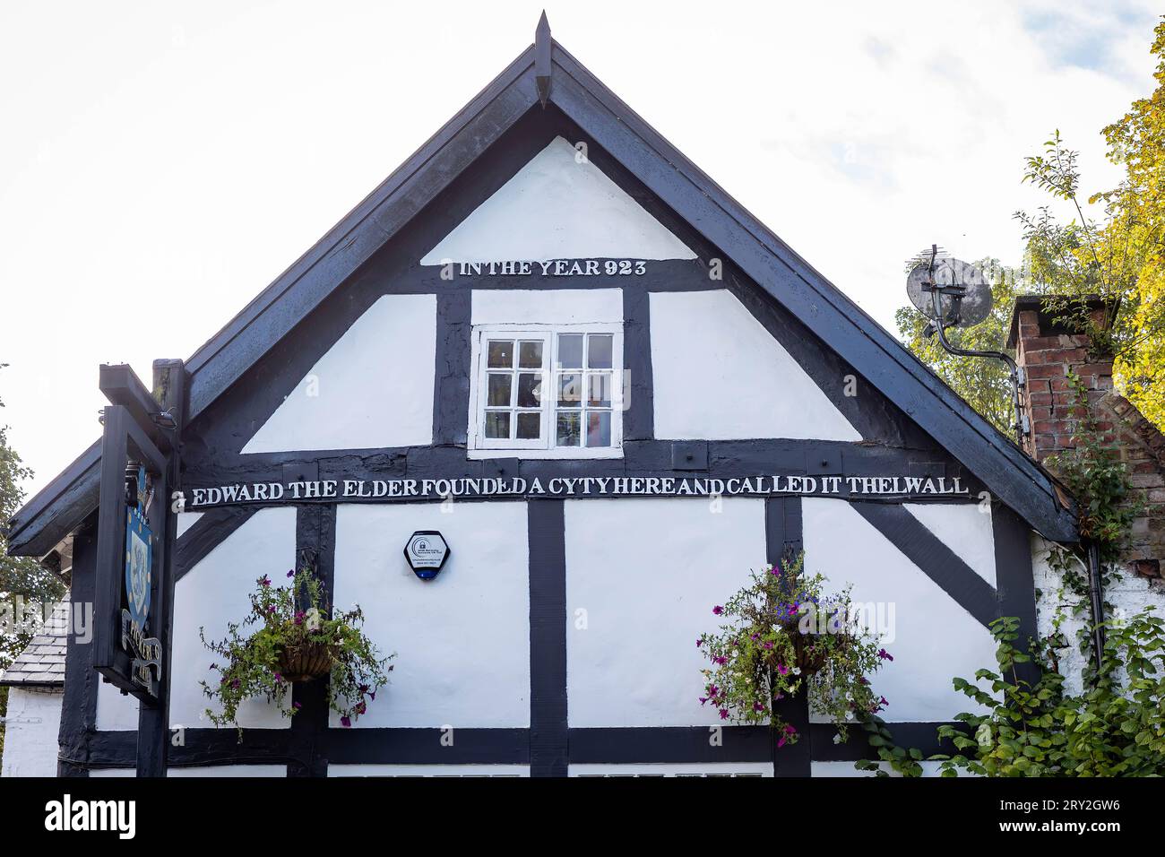 D.A., 923. Quest'anno il re Edoardo il Vecchio ha reso Thelwall un "cyty", mostrato sul lato timpano del pub del villaggio con cornice in legno, il Pickering Arms Foto Stock