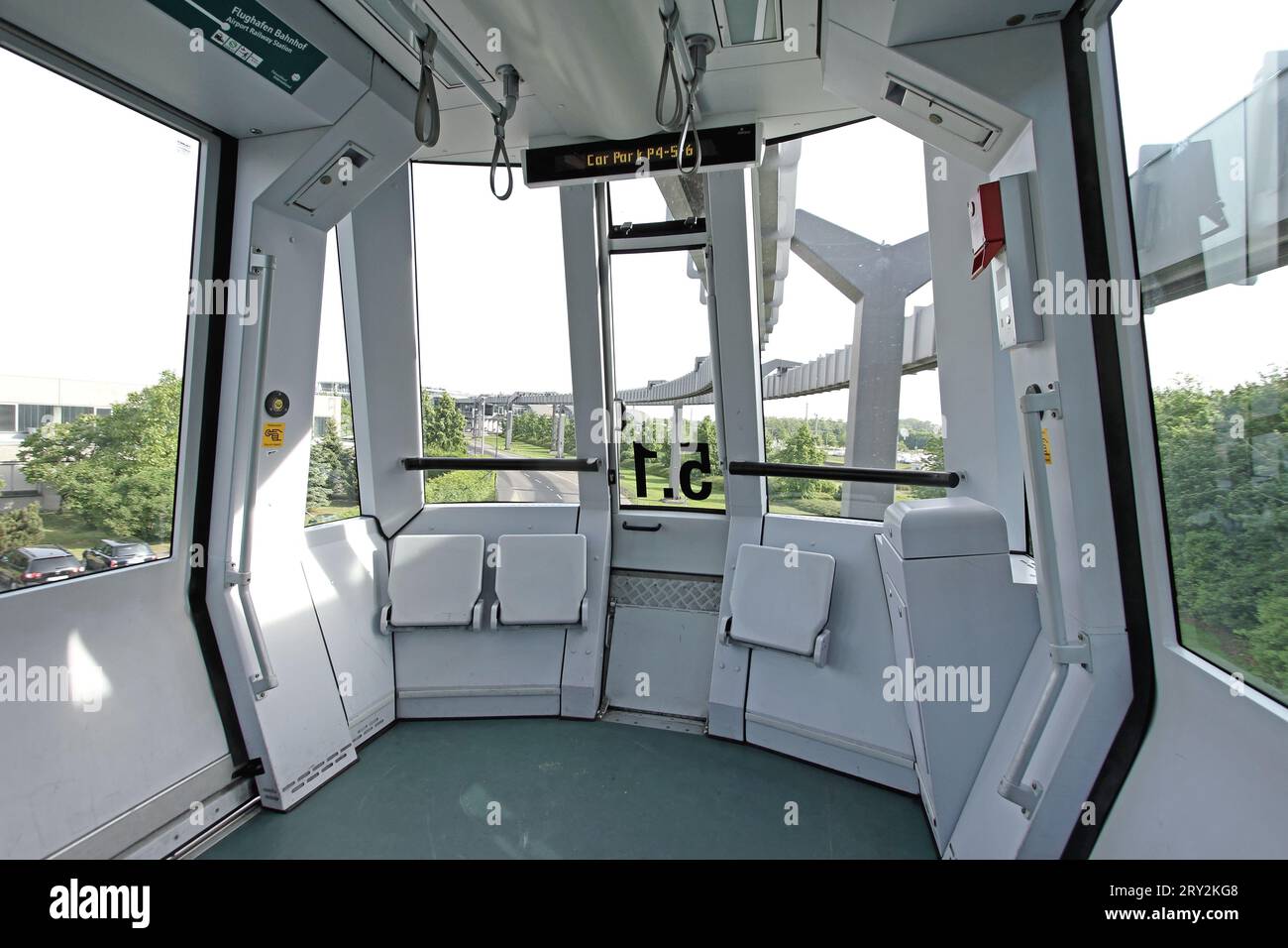 Dusseldorf, Germania - 6 maggio 2011: Autonoment Airport Transport, cabina sopraelevata Mono Rail Sky Train Cabin Interior. Foto Stock