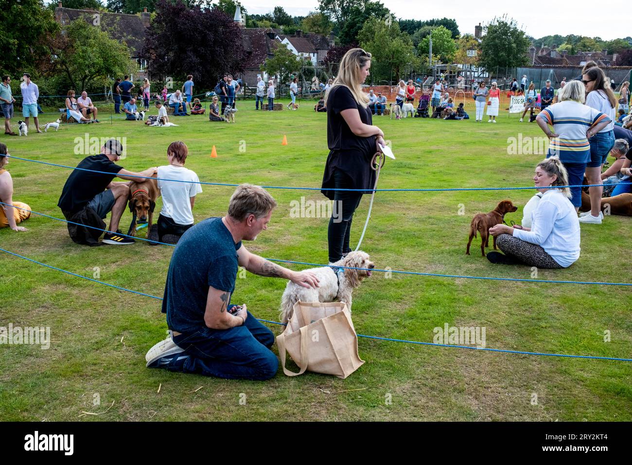 La gente del posto e i loro animali domestici partecipano A Una tradizionale mostra canina, Hartfield Village Fete, Hartfield, East Sussex, Regno Unito. Foto Stock