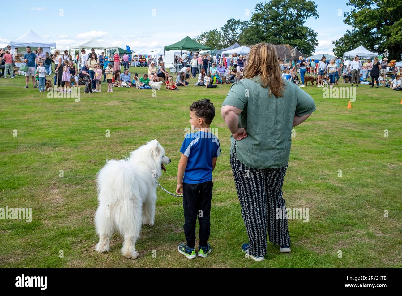 La gente del posto e i loro animali domestici partecipano A Una tradizionale mostra canina, Hartfield Village Fete, Hartfield, East Sussex, Regno Unito. Foto Stock