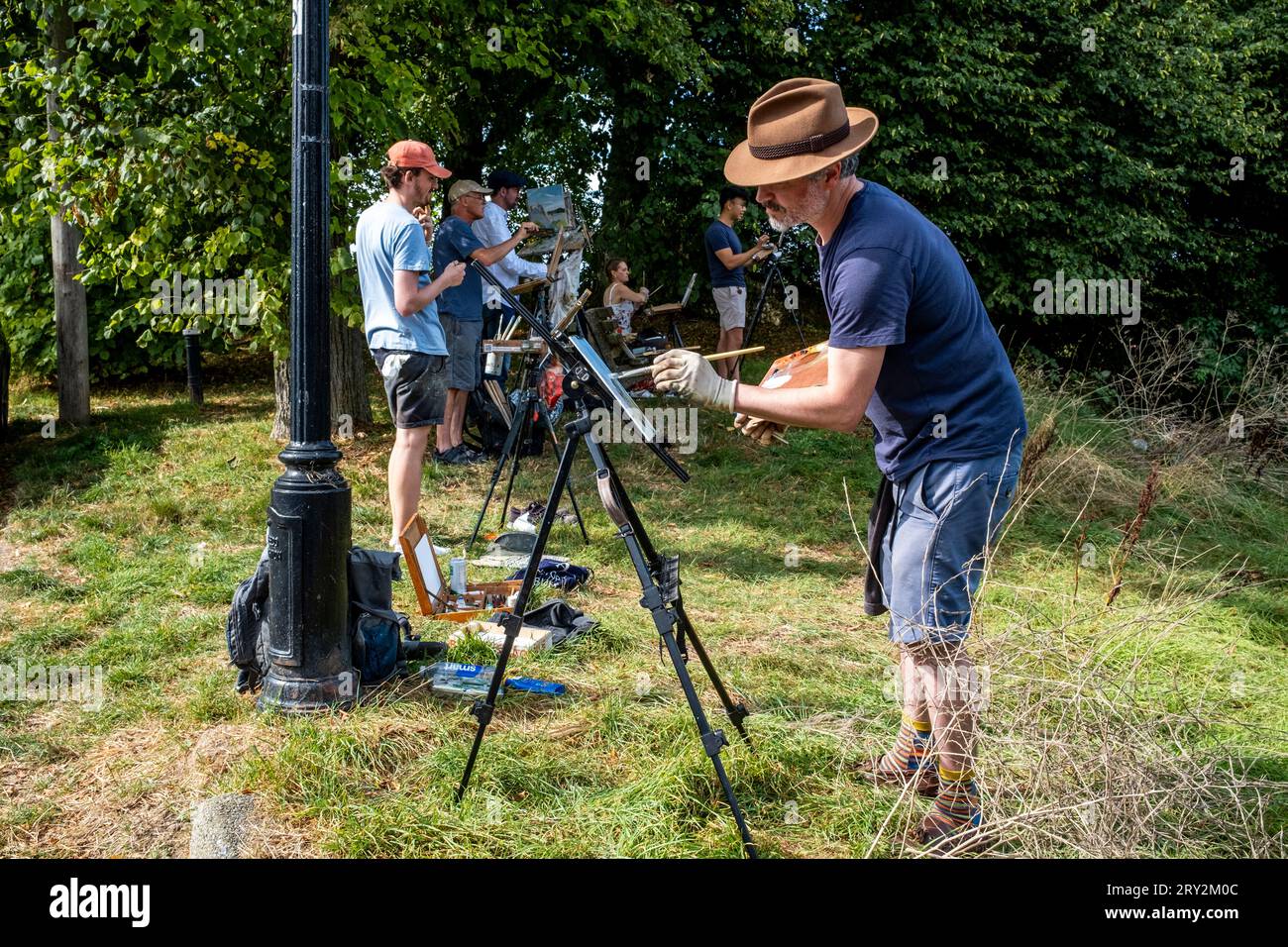 Un gruppo di artisti locali che dipingono Scene intorno alla storica città della contea di Lewes, East Sussex, Regno Unito. Foto Stock