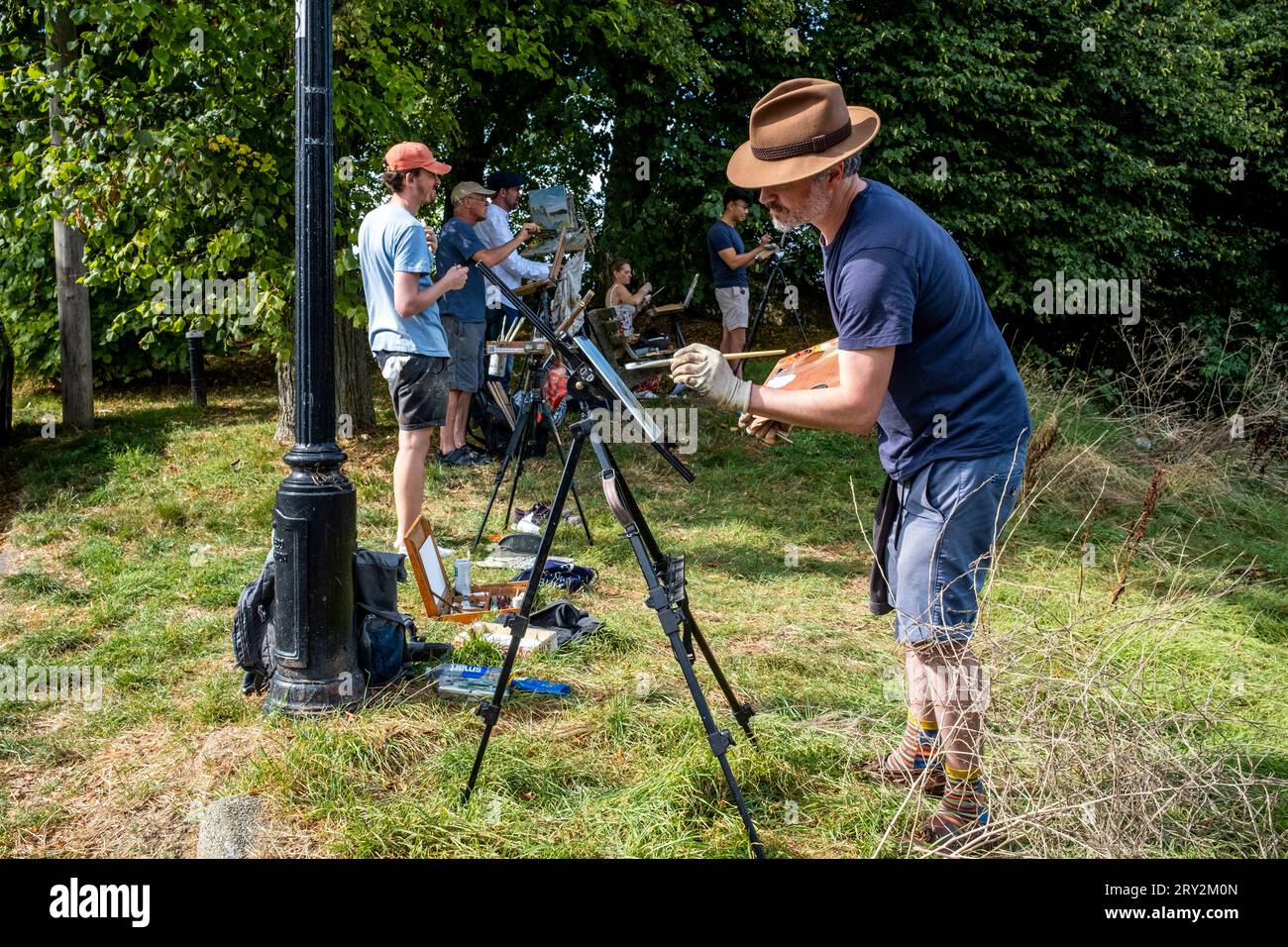 Un gruppo di artisti locali che dipingono Scene intorno alla storica città della contea di Lewes, East Sussex, Regno Unito. Foto Stock