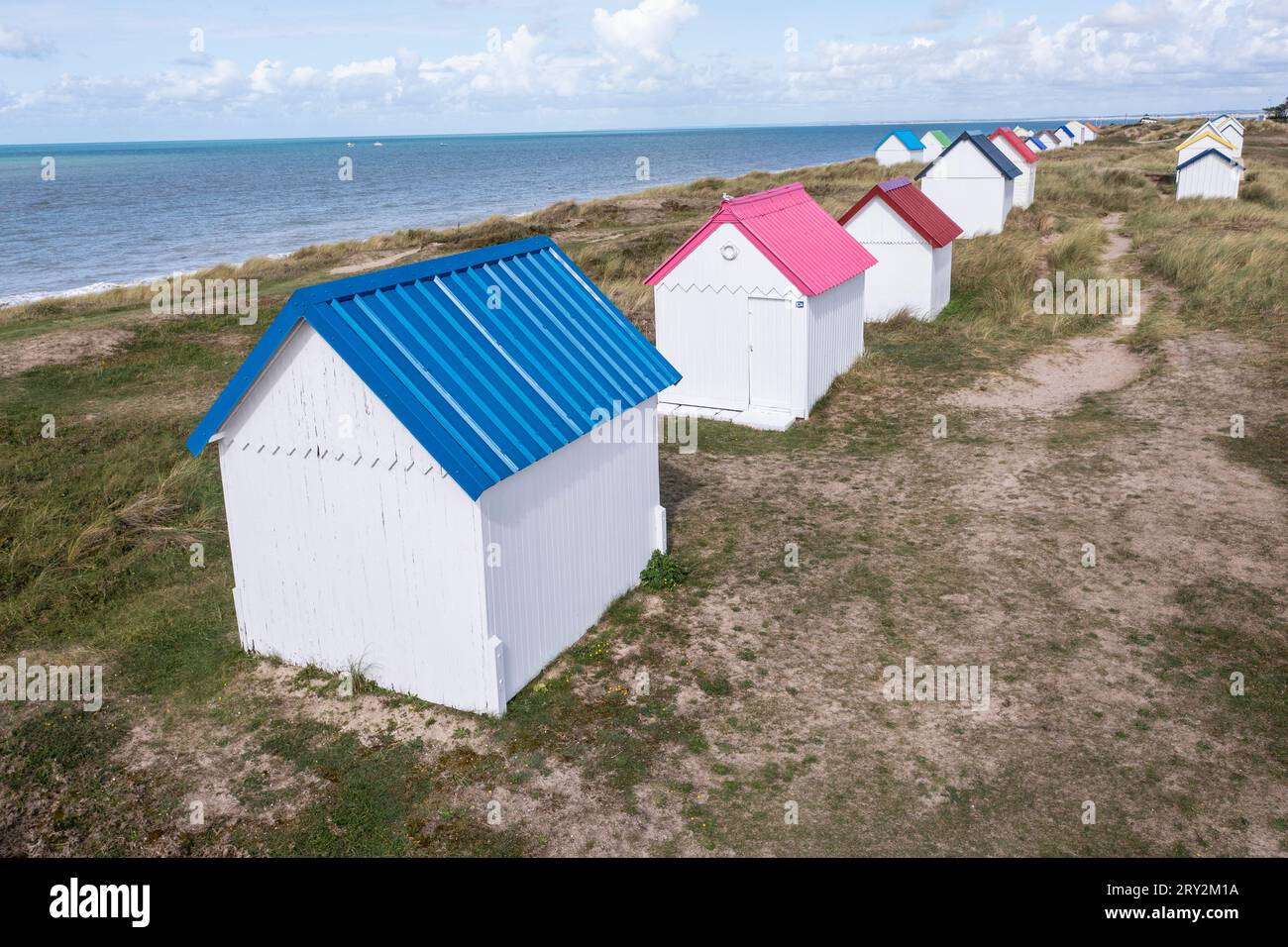 Unte Strandhäuser in den Dünen bei Gouville-sur-Mer in der Normandie a Frankreich mit der Drohne Foto Stock