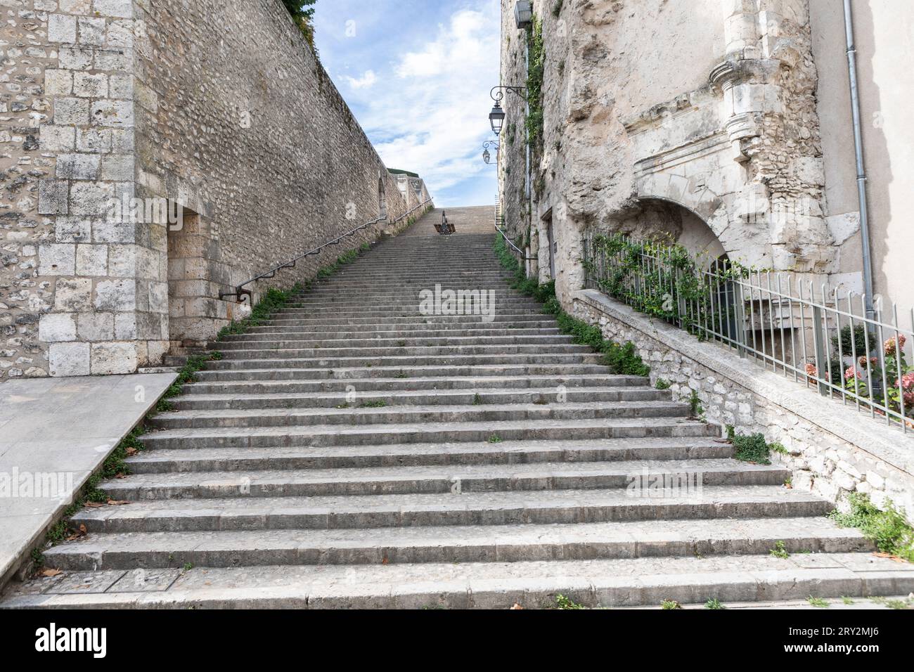 Una lunga e ripida scalinata in pietra a Blois, Francia Foto Stock
