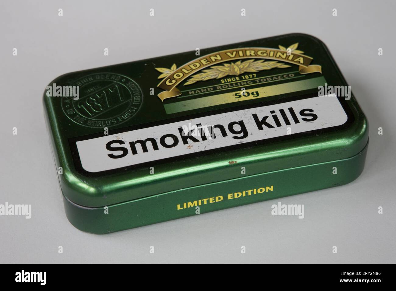 Scatola verde da 50 g di tabacco da arrotolare a mano Golden Virginia Limited Edition con lettere più grandi fumare uccide il Regno Unito Foto Stock