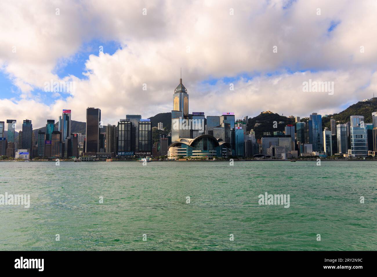 Hong Kong, 8 settembre 2023: Nuvole e cielo blu sullo skyline della città moderna dal Victoria Harbor Foto Stock