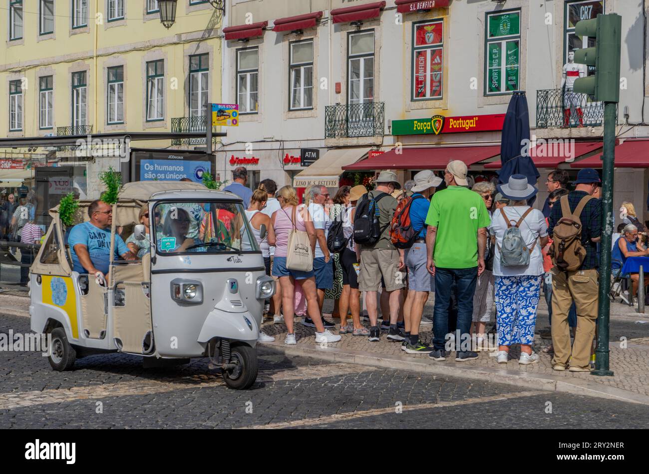 Passeggeri su un buggy elettrico turistico nel centro di Lisbona, Portogallo Foto Stock