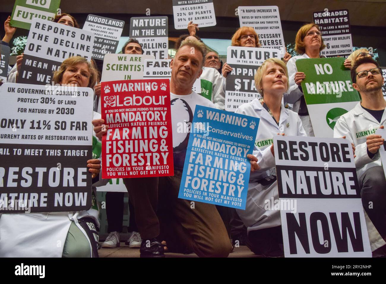 Londra, Regno Unito. 28 settembre 2023. Il naturalista e presentatore televisivo Chris Packham si unisce agli scienziati al di fuori della DEFRA. I manifestanti e i membri di oltre 40 ONG per la natura e l'ambiente si sono riuniti al di fuori del Dipartimento per l'ambiente, l'alimentazione e gli affari rurali chiedendo al governo di ripristinare la natura, a seguito di un rapporto incriminante sullo stato della natura del Regno Unito. Credito: Vuk Valcic/Alamy Live News Foto Stock