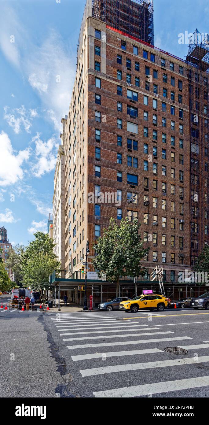 Emery Roth ha progettato il 130 East End Avenue a Yorkville, Manhattan con un motivo egiziano/Art Deco particolarmente visibile nel fregio del parapetto. Foto Stock