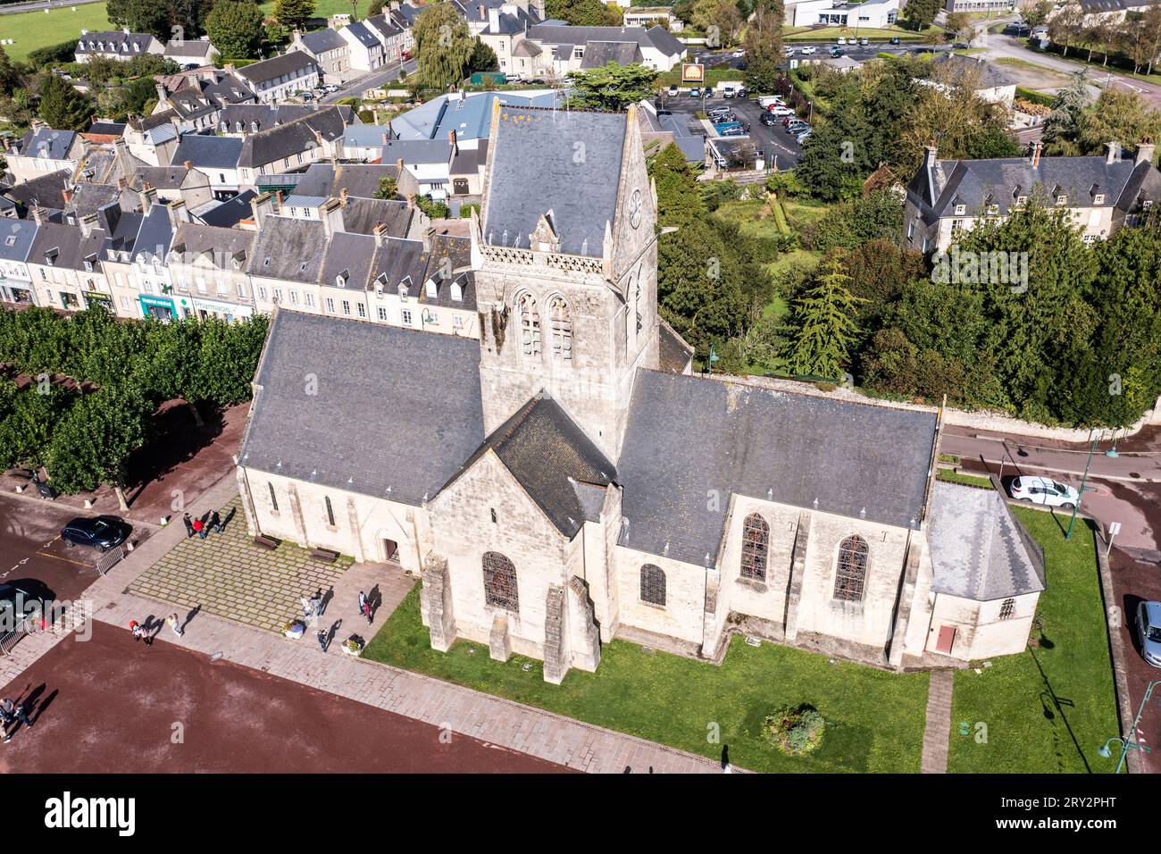 Die Kirche von Sainte-Mère-Église ist vor allem deshalb bekannt, weil SIE im Zusammenhang mit der Landung in der Normandie am D-Day im Zweiten Weltkri Foto Stock