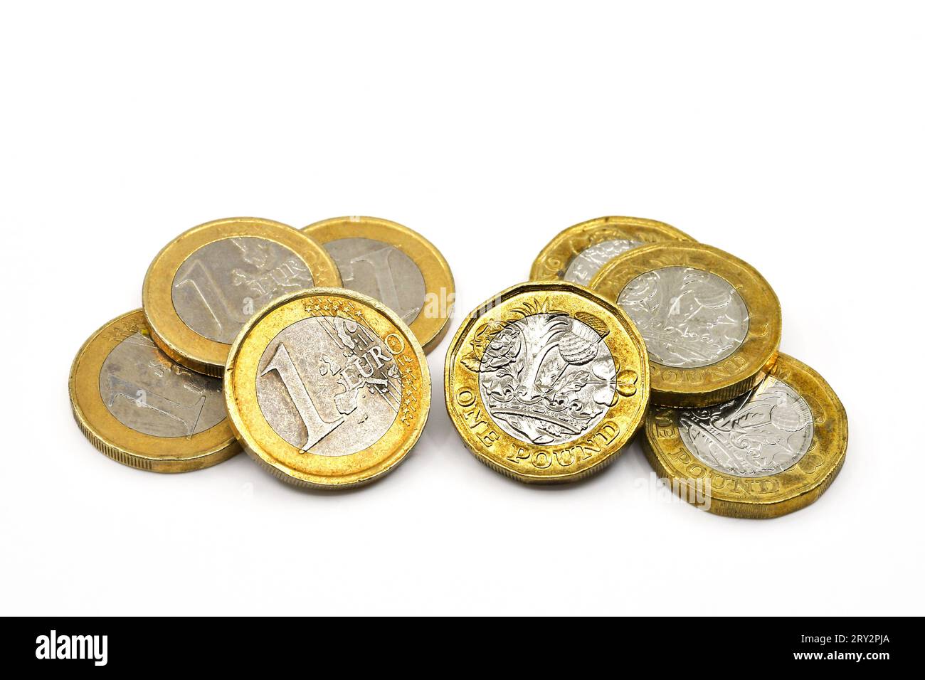 Monete da un euro e monete da una sterlina britanniche isolate su un semplice sfondo bianco. Copia spazio. Foto Stock
