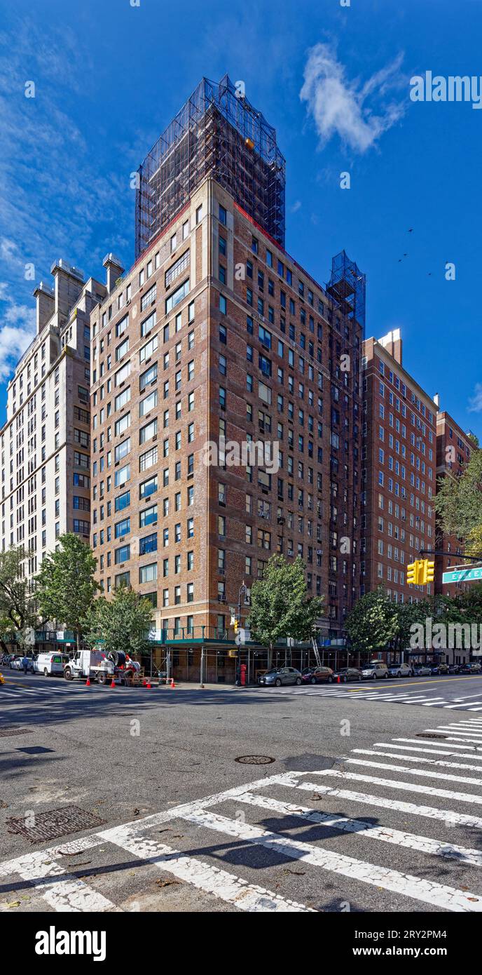 Emery Roth ha progettato il 130 East End Avenue a Yorkville, Manhattan con un motivo egiziano/Art Deco particolarmente visibile nel fregio del parapetto. Foto Stock