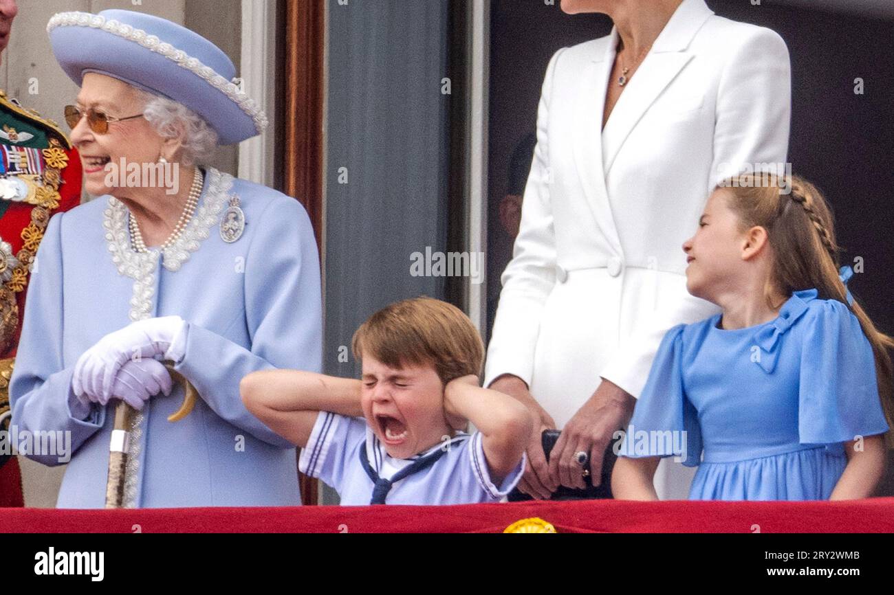 Londra, Inghilterra. REGNO UNITO. 2 giugno 2022. La Regina Elisabetta II, il Principe Luigi di Cambridge e la Principessa Carlotta di Cambridge si trovano sul balcone di Buckingh Foto Stock