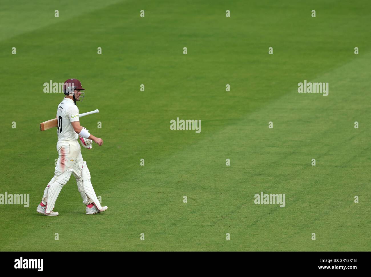 Il Surrey's Rory Burns cammina dopo essere stato colpito da Tom Prest dell'Hampshire (non nella foto) durante il terzo giorno della partita LV= Insurance County Championship all'Ageas Bowl di Southampton. Data foto: Giovedì 28 settembre 2023. Foto Stock