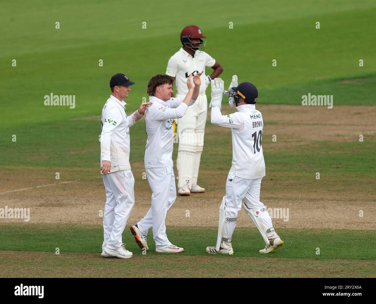 Tom Prest di Hampshire celebra il wicket di Surrey's Rory Burns (non nella foto) durante il terzo giorno della partita del LV= Insurance County Championship all'Ageas Bowl di Southampton. Data foto: Giovedì 28 settembre 2023. Foto Stock