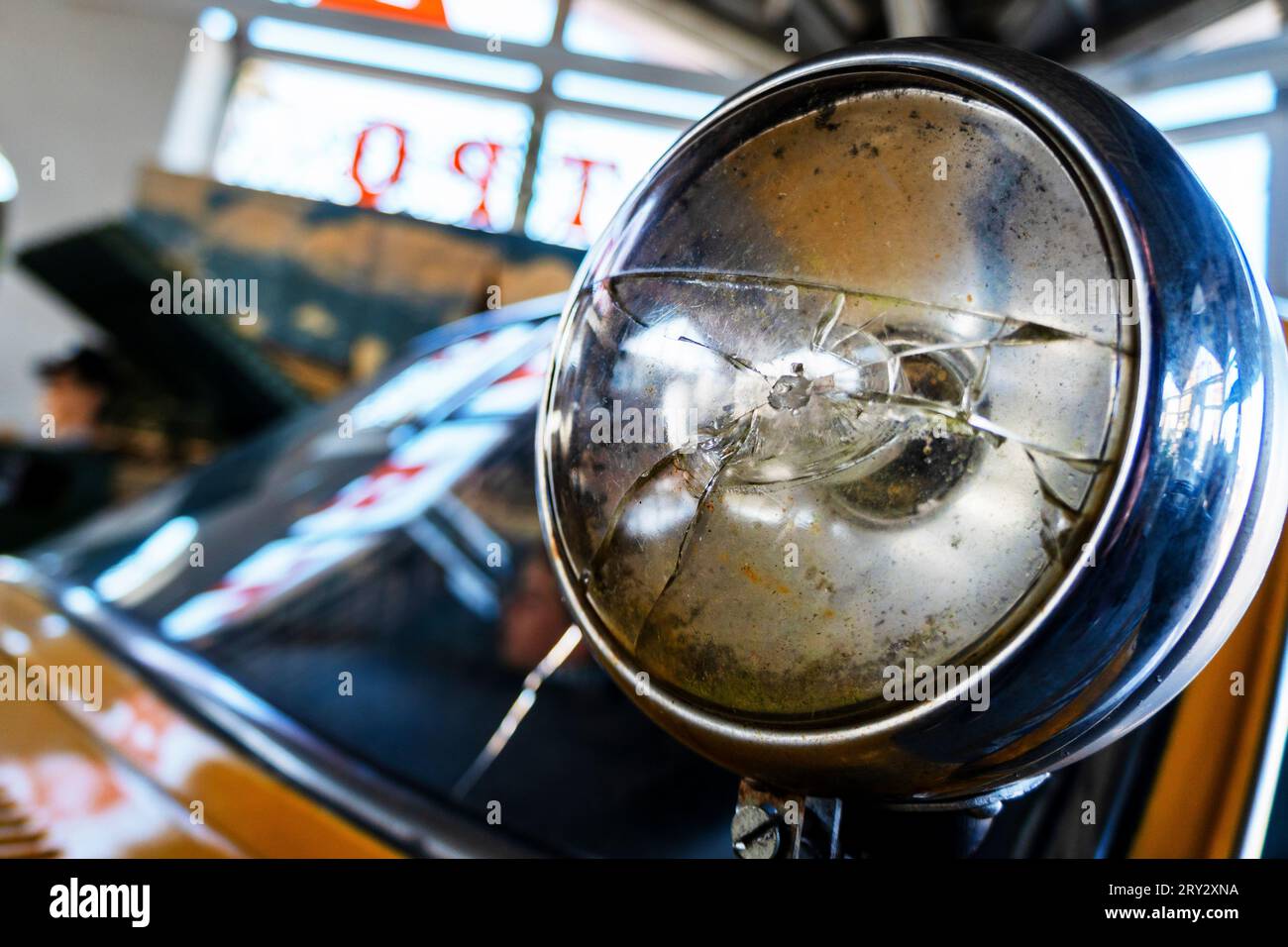 Faro auto rotto. Fari auto danneggiati dopo un incidente. La luce automobilistica è rotta. Foto Stock