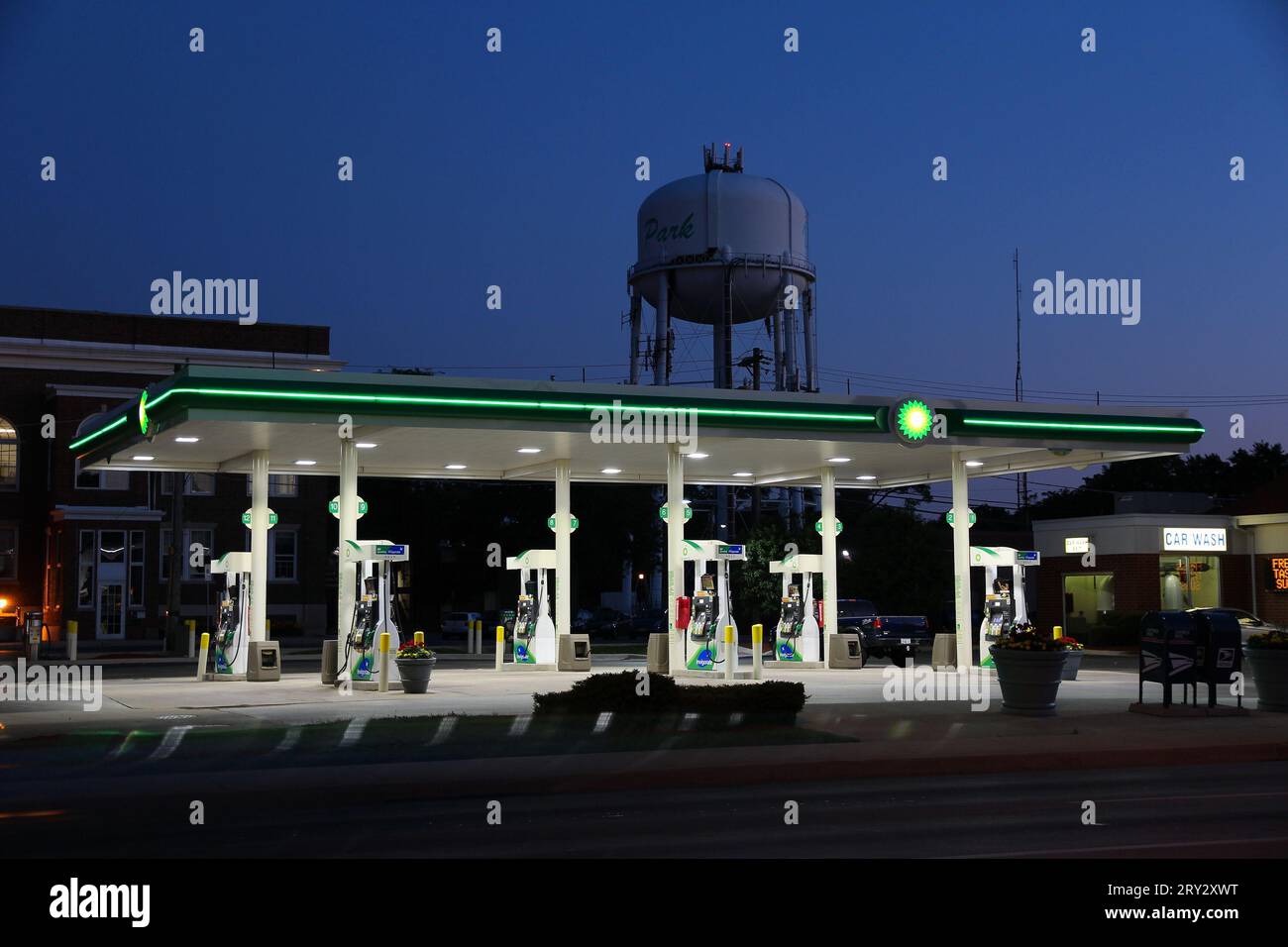 VILLA PARK, USA - 27 GIUGNO 2013: Vista serale della stazione di servizio BP a Villa Park, Illinois. Nel 2013 BP ha registrato un utile operativo di 31,3 miliardi di USD. Foto Stock