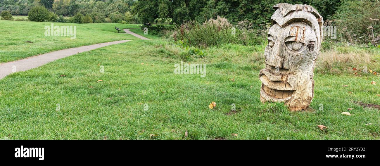 Testa di scultura in legno presso l'East Carlton Country Park presso la Welland Valley, Corby, Inghilterra. Foto Stock