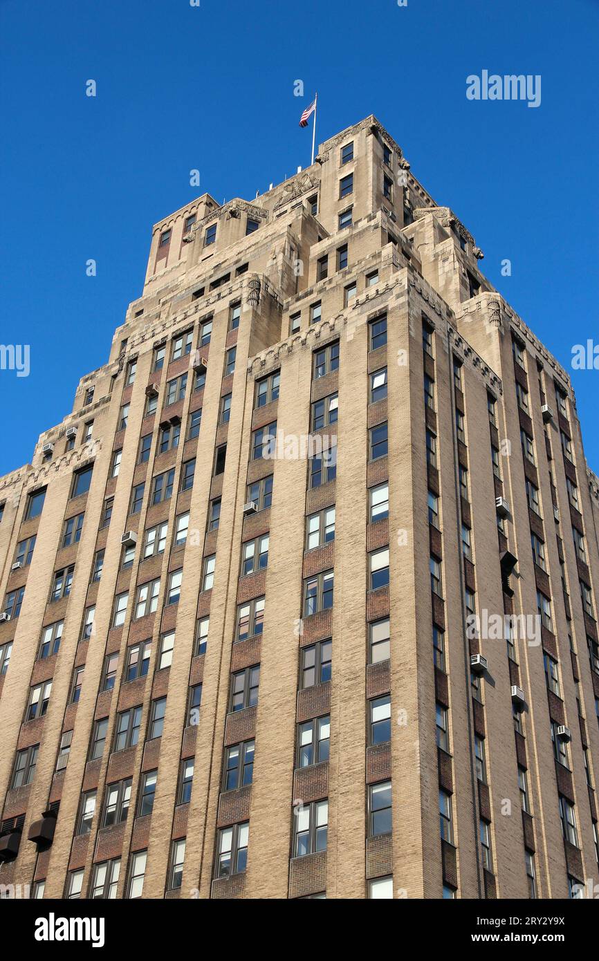 NEW YORK, USA - 4 LUGLIO 2013: 80 Eighth Avenue edificio neogotico per uffici originariamente conosciuto come Bankers Trust Company Building. Si trova tra CH Foto Stock