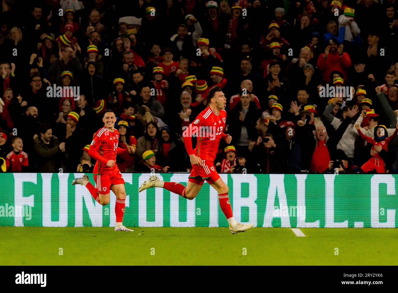 Cardiff, Galles - 28 marzo 2023: Il Galles Kieffer Moore festeggia il primo gol della partita tra le sue parti.gruppo D UEFA European Championship Qualifyi Foto Stock