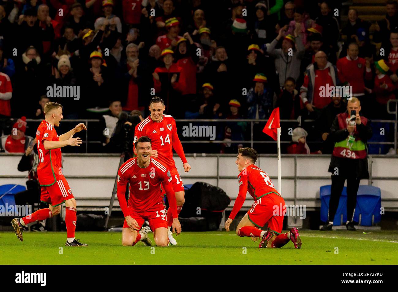 Cardiff, Galles - 28 marzo 2023: Il Galles Kieffer Moore festeggia il primo gol della partita tra le sue parti.gruppo D UEFA European Championship Qualifyi Foto Stock