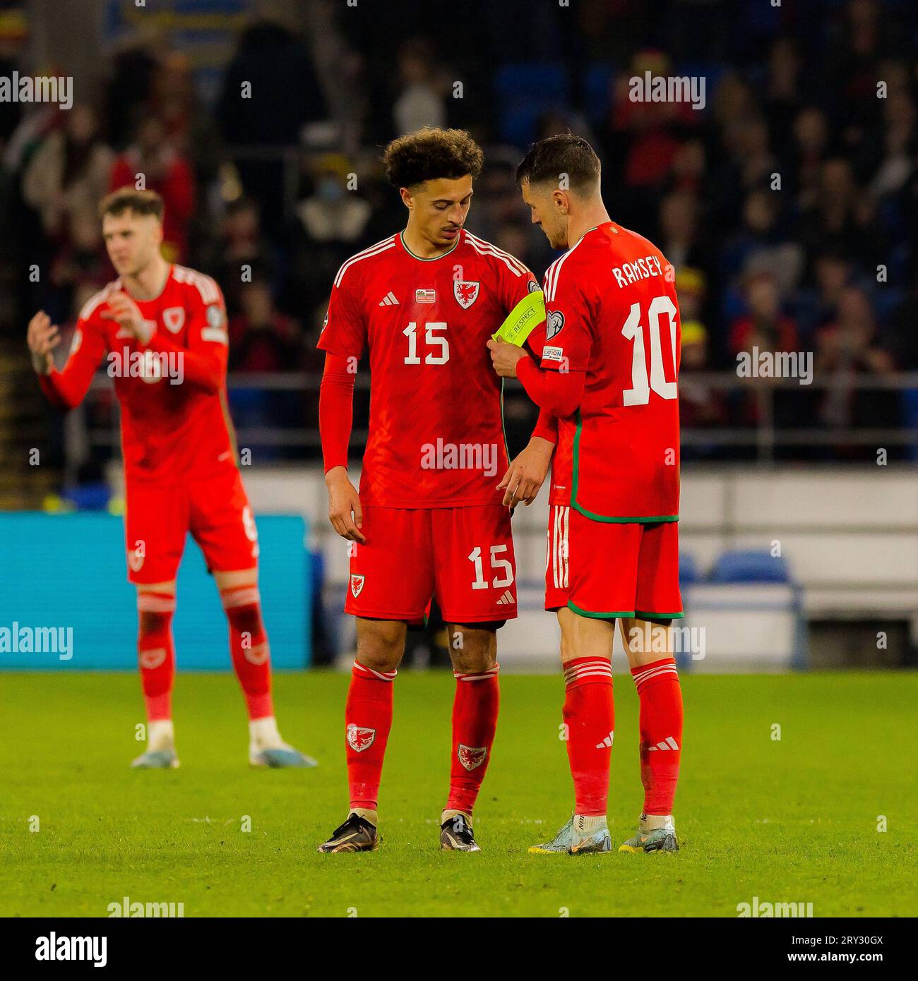 Cardiff, Galles - 28 marzo 2023: Aaron Ramsey del Galles e Ethan Ampadu del Galles durante la partita di qualificazione al campionato europeo del gruppo D Foto Stock