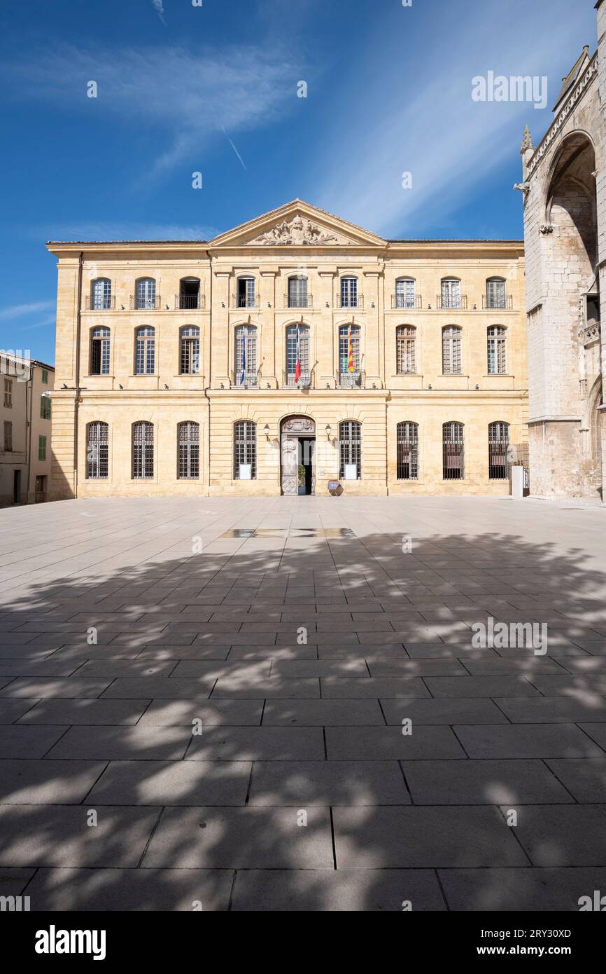 Saint Maximin la Sainte Baume, Francia, 28 settembre 2023. Splendida facciata del municipio del XVIII secolo a Saint-Maximin-la-Sainte-Baume Foto Stock