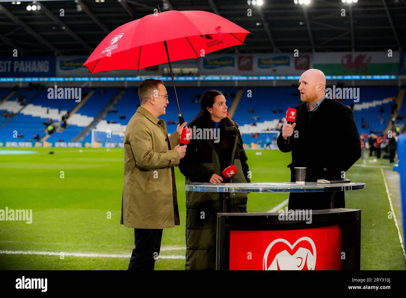 Cardiff, Galles - 28 marzo 2023: Dylan Ebenezer e John Hartsons della S4C/Sgorio Group D qualificazioni al Campionato europeo UEFA Foto Stock