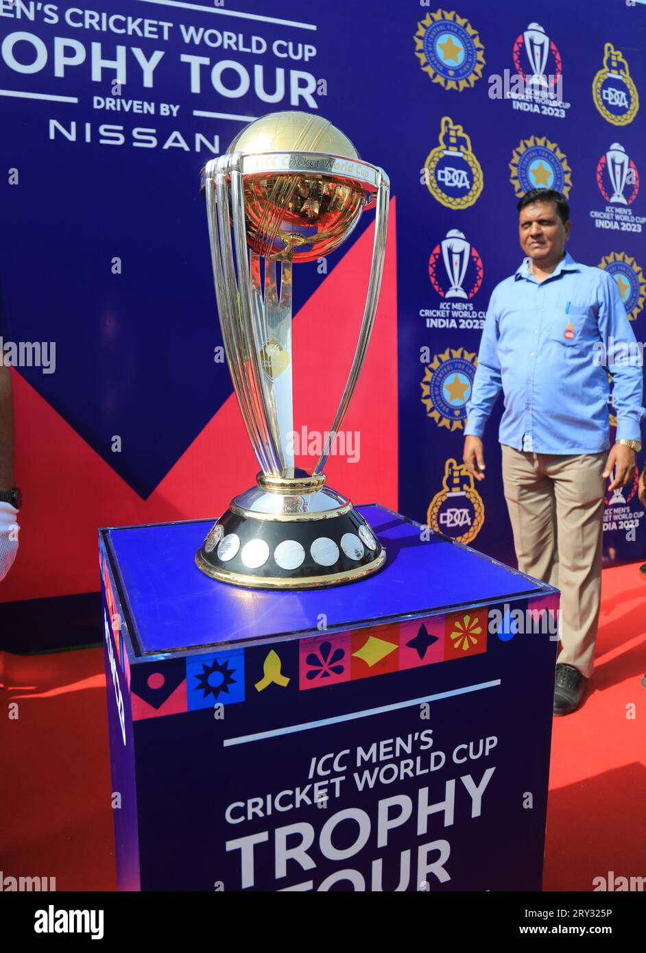 Nuova Delhi, India. 28 settembre 2023. Vista del trofeo ICC World Cup 2023, durante il suo tour, presso lo stadio Arun Jaitley. La Coppa del mondo di cricket maschile 2023 ICC inizia dal 5 ottobre al 19 novembre 2023. Parteciperanno dieci squadre nazionali di cricket e il torneo si svolgerà in dieci diversi stadi in India. Credito: SOPA Images Limited/Alamy Live News Foto Stock